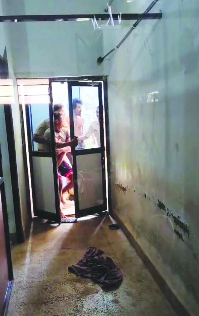 ಜೈಲು ಸಿಬ್ಬಂದಿಗಳ ಮೇಲೆ ಖೈದಿಗಳಿಬ್ಬರಿಂದ ಹಲ್ಲೆ: ಜೈಲು ಸಿಬ್ಬಂದಿಗಳು ಆಸ್ಪತ್ರೆಗೆ ದಾಖಲು