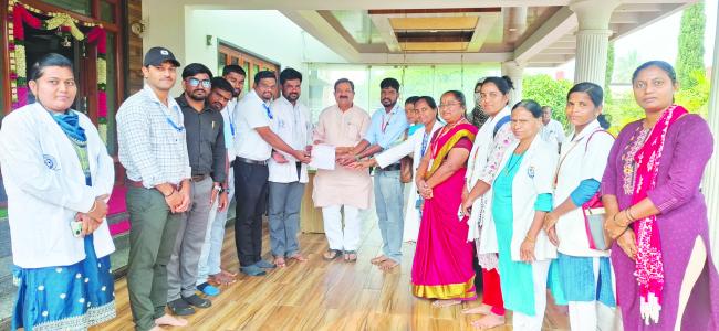 ಆರೋಗ್ಯ ಇಲಾಖೆಯ 30 ಸಾವಿರ ಸಿಬ್ಬಂದಿಗಳಿಗೆ  ಗುತ್ತಿಗೆ ನೌಕರರ ಸಮನ್ವಯ ಸಮಿತಿಯವರು ಮನವಿ