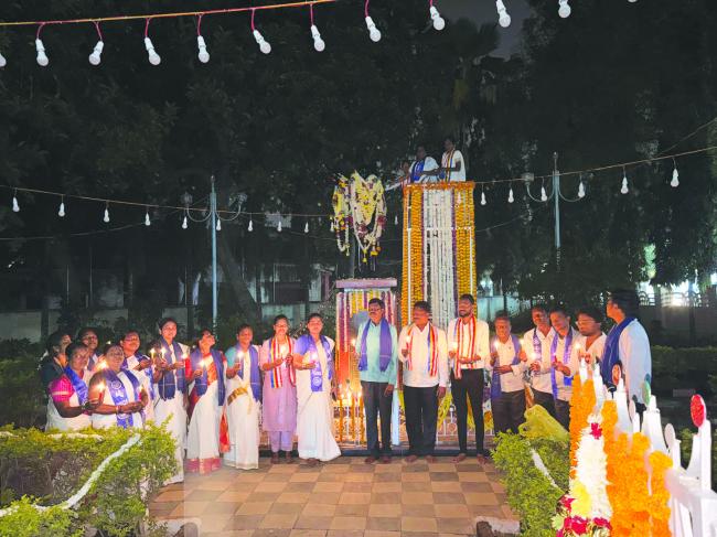 ಅಂಬೇಡ್ಕರ್ ಪುತ್ತಳಿಗೆ ಮಾಲಾರೆ​‍್ಣ 