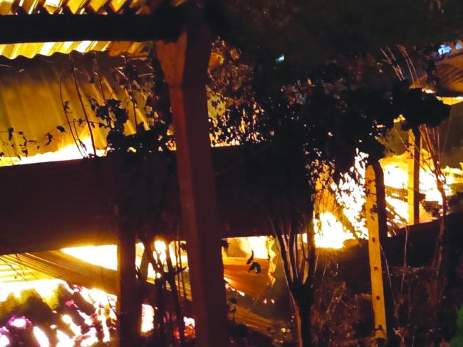 ವುಡ್ ಇಂಡಸ್ಟ್ರೀಜಗೆ ಅಗ್ನಿ ದುರಂತ : ಲಕ್ಷಾಂತರ ರೂ ಮೌಲ್ಯದ ವಸ್ತುಗಳು ಭಸ್ಮ 