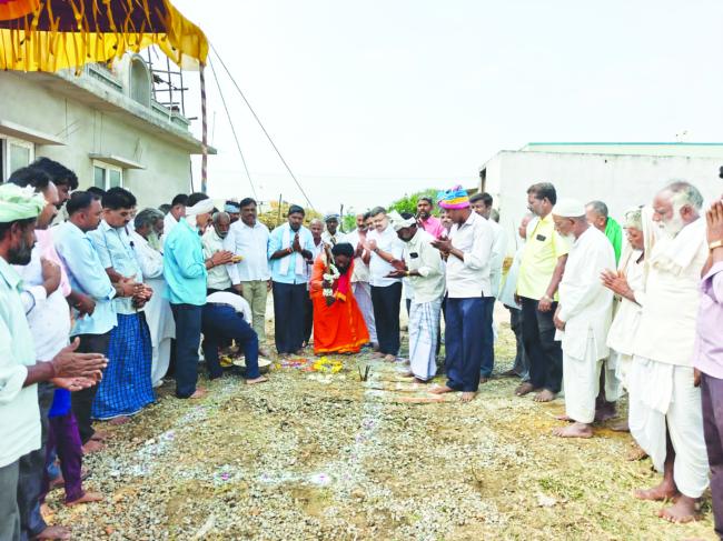 ಬೀರಲಿಂಗೇಶ್ವರ ಸಮುದಾಯ ಭವನ ನಿರ್ಮಾಣಕ್ಕೆ ಕೇಂದ್ರ ಸಚಿವ ಜೋಷಿ 5 ಲಕ್ಷ ಅನುದಾನ