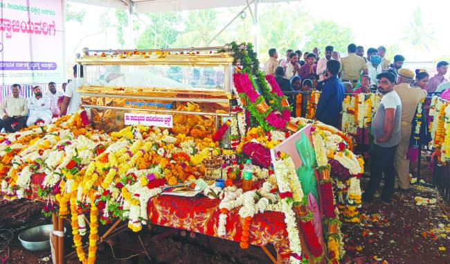 ಅನ್ನದಾನೇಶ್ವರ ಶ್ರೀಗಳ ಅಂತ್ಯಕ್ರಿಯೆ: ಲಕ್ಷಾಂತರ ಭಕ್ತರು 