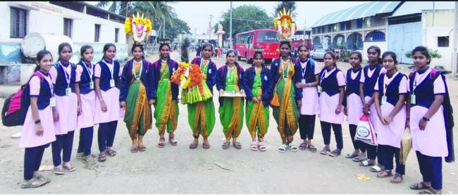 ಜಾನಪದ ನೃತ್ಯದಲ್ಲಿ ಜಿಲ್ಲಾ ಮಟ್ಟಕ್ಕೆ ಆಯ್ಕೆಯಾದ ಮೊರಾರ್ಜಿ ದೇಸಾಯಿ ವಸತಿ ಶಾಲೆಯ ವಿದ್ಯಾರ್ಥಿಗಳು  