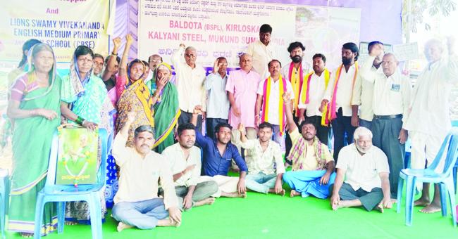 ಕಾರ್ಖಾನೆ ವಿರೋಧಿ ಧರಣಿ 39ನೇ ದಿನ ಕಾರ್ಖಾನೆಗಳ ಮಣ್ಣು ತಿನ್ನುತ್ತಿದ್ದೇವೆ: ಬಾಧಿತ ಹಾಲವರ್ತಿ ಗ್ರಾಮಸ್ಥರು 