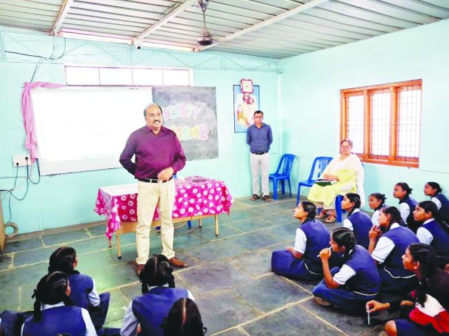 ವಿದ್ಯಾರ್ಥಿಗಳಿಗೆ ಡಿಹೆಚ್‌ಓ ಡಾ.ಯಲ್ಲಾ ರಮೇಶ್ ಬಾಬು ಸಲಹೆ ಪರೀಕ್ಷೆ ಎದುರಿಸಲು ಮಾನಸಿಕವಾಗಿ ಸದೃಢರಾಗಿ 