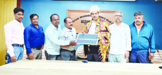 ಭವನಕ್ಕೆ ಜಿಲ್ಲಾಧಿಕಾರಿ ಸಿ.ಎನ್‌. ಶ್ರೀಧರ್ ಭೇಟಿ 