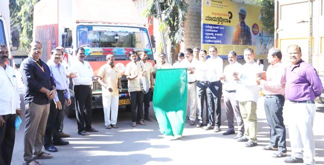 ಗ್ಯಾರಂಟಿ ಯೋಜನೆಗಳ ಕಲಾ ಜಾಥಾ ಪ್ರದರ್ಶನ:  ಸಂಚಾರಿ ವಾಹನಕ್ಕೆ ಅಪರ ಜಿಲ್ಲಾಧಿಕಾರಿ ಸೋಮಲಿಂಗ ಗೆಣ್ಣೂರ ಚಾಲನೆ