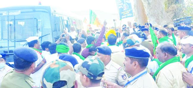 ರಾಜ್ಯ ಸರ್ಕಾರದ ವಿರುದ್ದ ಪ್ರತಿಭಟನೆ: ಬಿಜೆಪಿ ನಾಯಕರು ವಶಕ್ಕೆ