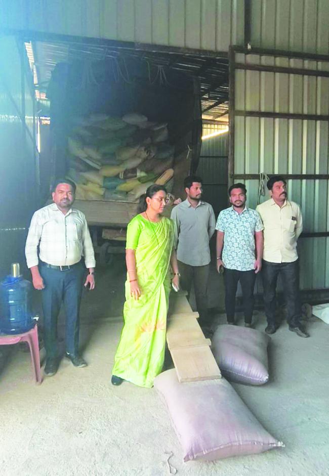 ಅಕ್ರಮವಾಗಿ ಸಂಗ್ರಹಿಸಿದ್ದ ಪಡಿತರ ಅಕ್ಕಿ ಗೊದಾಮಿನ ಮೇಲೆ ಅಧಿಕಾರಿಗಳ ದಾಳಿ 