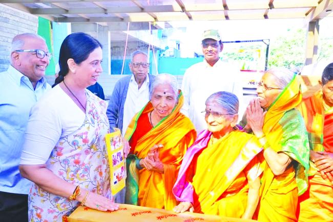 ವೃದ್ದಾಶ್ರಮಕ್ಕೆ ಟಿವಿ, ಗೀಜರ್ ನೀಡಿದ ಸಚಿವೆ ಹೆಬ್ಬಾಳಕರ್   