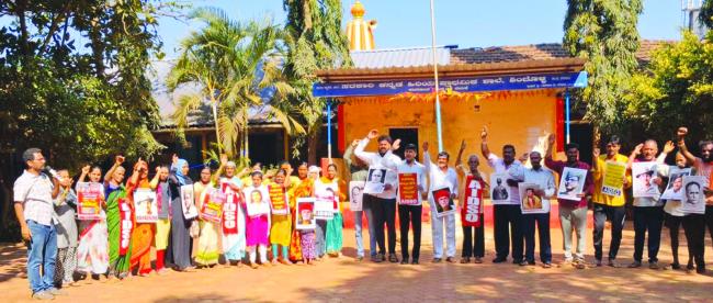 ಶಾಲೆ ಮುಚ್ಚುವುದಿಲ್ಲ ಎಂದು ಆದೇಶ ಹೊರಡಿಸಲು ಆಗ್ರಹಿಸಿ ಪ್ರತಿಭಟನೆ  