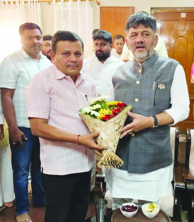 ಕಾಂಗ್ರೆಸ್ ಕಾರ‌್ಯಕರ್ತರ ಮನೆಗೆ ಭೇಟಿ ನೀಡಿದ ಡಿಸಿಎಂ ಡಿಕೆಶಿ 