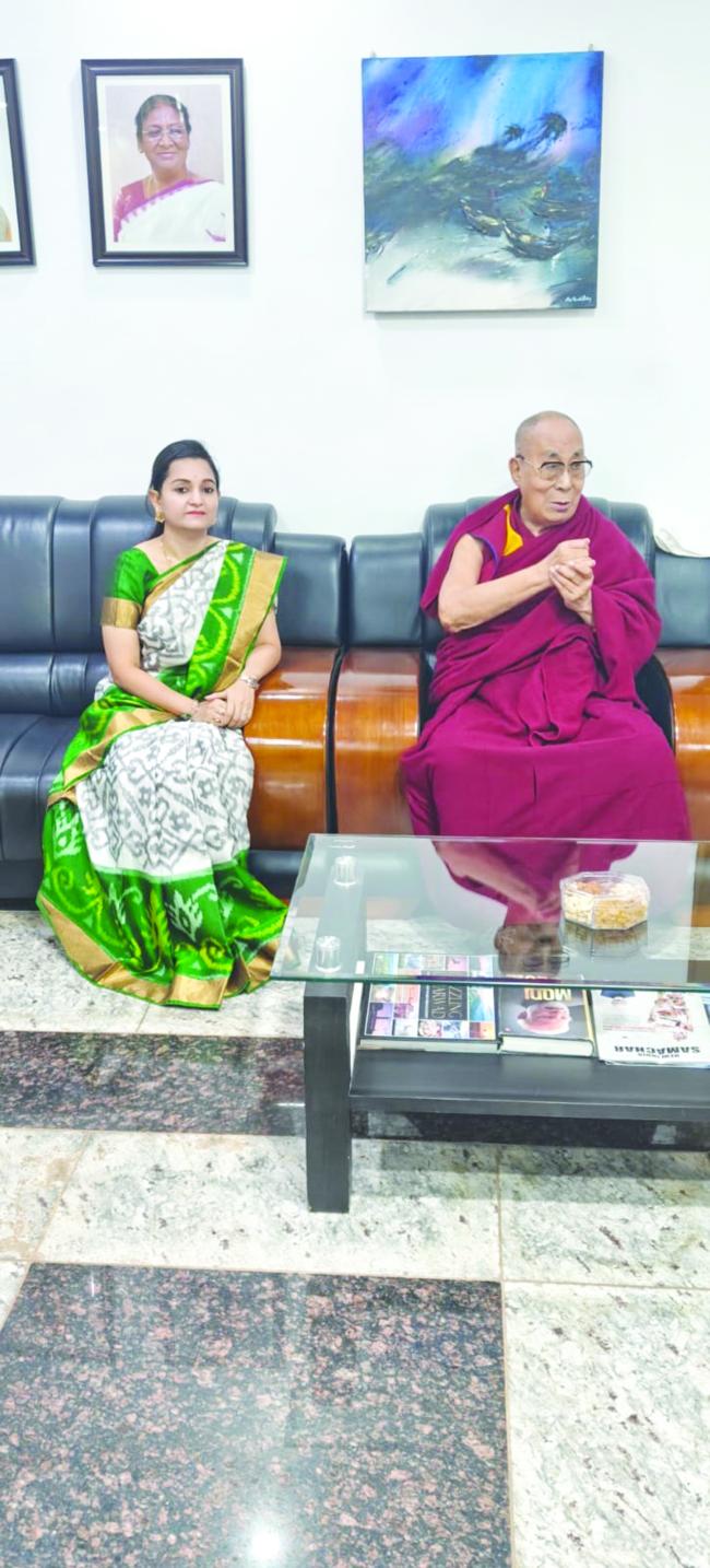 ಬೌದ್ಧ ಧರ್ಮಗುರು ದಲೈ ಲಾಮಾ ಅವರನ್ನು ಸ್ವಾಗತಿಸಿದ ಧಾರವಾಡ ಜಿಲ್ಲಾಧಿಕಾರಿ 