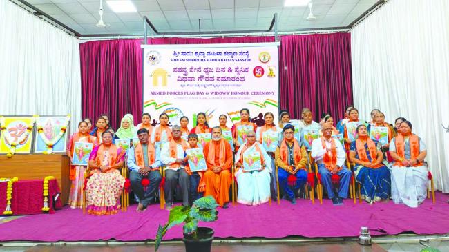 ದೇಶ ಕಾಯುವ ಸೈನಿಕರನ್ನು ಗೌರವಿಸಿ: ಪಂಡಿತ ಲಕ್ಷ್ಮಣ ಬಾಲಯೋಗಿಜಿ 