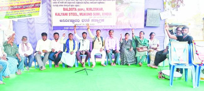 42ನೇ ದಿನದ ಕಾರ್ಖಾನೆ ವಿರೋಧಿ ಧರಣಿಗೆ ಪತ್ರಿಕೋದ್ಯಮ ವಿದ್ಯಾರ್ಥಿಗಳ ಬೆಂಬಲ ಬಲ್ಡೋಟಾ ಸಣ್ಣ ಸಸಿ ನೆಟ್ಟು ದೊಡ್ಡ ಜೀವ ತೆಗೆಯುತಿದೆ 