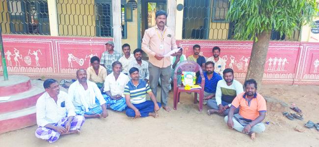 ಮೂರು ತಿಂಗಳ ಬಾಕಿ ವೇತನ ನೀಡುವಂತೆ ಆಗ್ರಹಿಸಿ ಧರಣಿ 