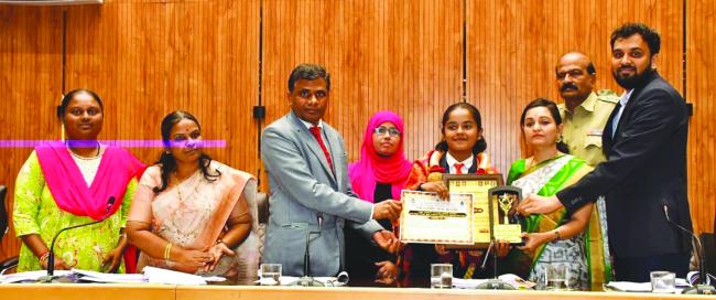 ರಾಜ್ಯಮಟ್ಟದ ಕಲಾಶ್ರೀ ಪ್ರಶಸ್ತಿ ವಿಜೇತ ವಿದ್ಯಾರ್ಥಿನಿ ಬಿ.ಬಿ. ಆಯಿಷಾ ಅತ್ತಾರ ಅವರಿಗೆ ಜಿಲ್ಲಾಡಳಿತದಿಂದ ಸನ್ಮಾನ