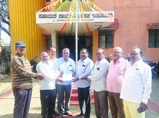 ಮುಖ್ಯ ರಸ್ತೆಯಲ್ಲಿರುವ ಕಗ್ಗು ಗುಂಡಿಗಳನ್ನು ಮುಚ್ಚುವಂತೆ ಆಗ್ರಹಿಸಿ ಜಾತ್ರಾ ಸಮಿತಿ ಅವರಿಂದ ಮನವಿ 