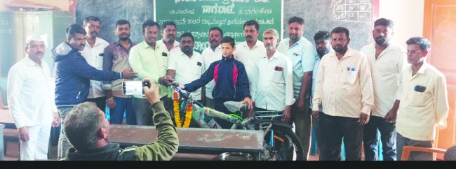 ಸಾಹಿಲ್ ಶೇಖ್‌ಗೆ  ಸೈಕಲ್ ವಿತರಣೆ 