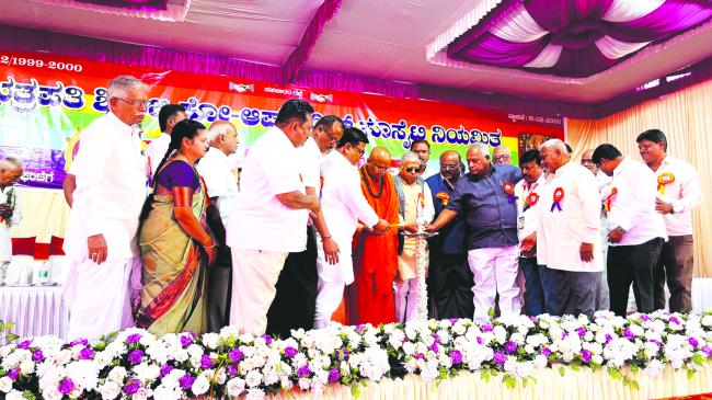  ದುಡ್ಡಿನಿಂದಲೇ ಎಲ್ಲವನ್ನೂ ಪಡೆಯಲು ಸಾಧ್ಯವಿಲ್ಲ: ಗೋಸಾವಿ ಪೀಠದ ಮಂಜುನಾಥ ಸ್ವಾಮಿಗಳು 