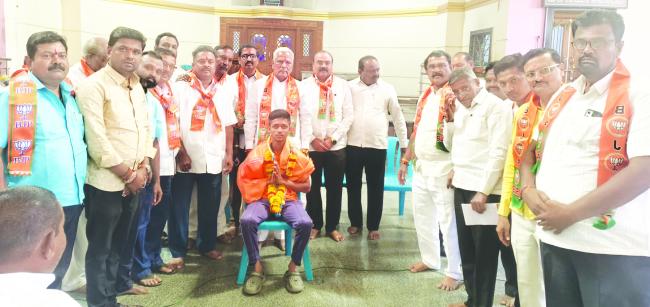 ಕ್ರಿಕೆಟ್ ಪಂದ್ಯಾವಳಿಯಲ್ಲಿ ಅಮೋಘ ಪ್ರದರ್ಶನ: ಪ್ರೀತಮ್‌ಗೆ ಶಾಸಕ ಸವದಿ ಸನ್ಮಾನ 