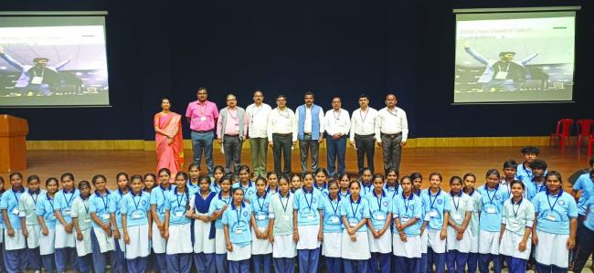 ವಿದ್ಯಾರ್ಥಿಗಳೊಂದಿಗೆ ಅಧಿಕಾರಿಗಳ ಸಂವಾದ