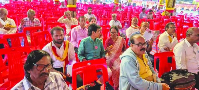 ದಾಂಡೇಲಿಯಲ್ಲಿ ಕ. ಅ. ಪ್ರಾಧಿಕಾರದ ಅಧ್ಯಕ್ಷ ಬಿಳಿಮಲೈ ಭಾಷಣ ಕೇಳಿದ ಖಾಲಿ ಕುರ್ಚಿಗಳು