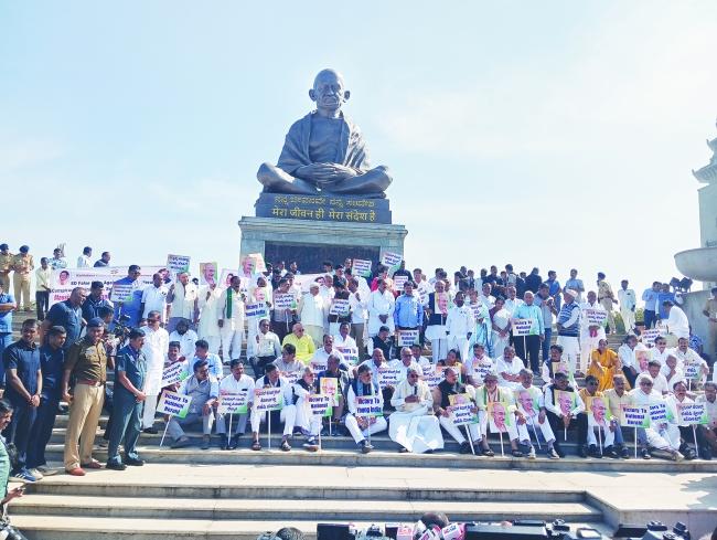 ನ್ಯಾಷನಲ್ ಹೆರಾಲ್ಡ್‌ ಕೇಸ್ ವಜಾಗೊಳಿಸಿದ  ದೆಹಲಿ ವಿಶೇಷ ನ್ಯಾಯಾಲಯ ಬಿಜೆಪಿ ವಿರುದ್ಧ ಕಾಂಗ್ರೆಸ್ ಪ್ರತಿಭಟನೆ 