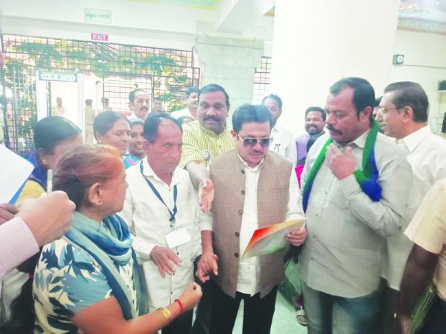 ಸ್ಲಂ ನಿವಾಸಿಗಳ ವಿವಿಧ ಹಕ್ಕೋತ್ತಾಯಗಳಿಗೆ ಆಗ್ರಹಿಸಿ ಸುರ್ವಣ ಸೌಧದಲ್ಲಿ ವಸತಿ ಸಚಿವರಿಗೆ ಮನವಿ 