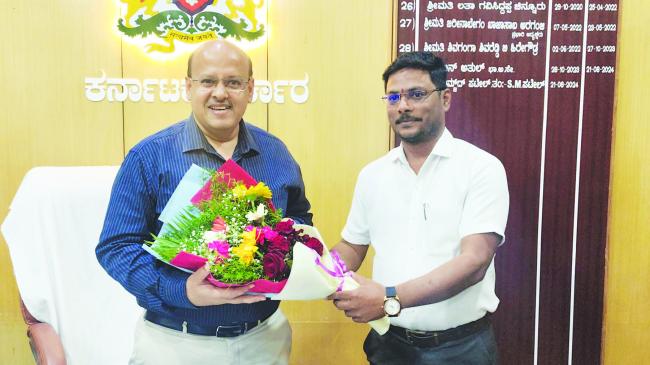 ಕೊಪ್ಪಳ ನಗರಸಭೆಯ ಆಡಳಿತಾಧಿಕಾರಿಯಾಗಿ  ಜಿಲ್ಲಾಧಿಕಾರಿ ಡಾ. ಸುರೇಶ ಇಟ್ನಾಳ ಅಧಿಕಾರ ಸ್ವೀಕಾರ 