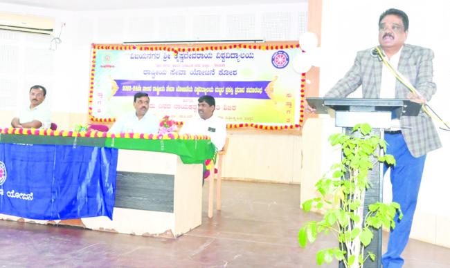 ವಿದ್ಯಾರ್ಥಿಗಳು ನಾಯಕತ್ವ ಗುಣ ಬೆಳೆಸಿಕೊಳ್ಳಿ: ಪ್ರೊ.ಎಂ ಮುನಿರಾಜು 