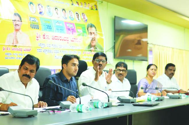 ಗ್ಯಾರಂಟಿ ಯೋಜನೆಗಳ ಅನುಷ್ಟಾನಕ್ಕೆ ಅಧಿಕಾರಿಗಳು ಉತ್ತಮ ಪ್ರಗತಿ ಸಾಧಿಸಿ 