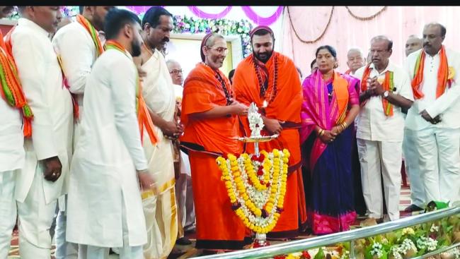 ದೈವಜ್ಞ ದರ್ಶನ ಕಾರ್ಯಕ್ರಮಕ್ಕೆ ಚಾಲನೆ ನೀಡಿದ ಸಚ್ಚಿದಾನಂದ ಜ್ಞಾನೇಶ್ವರ್ ಭಾರತೀ ಶ್ರೀಗಳು