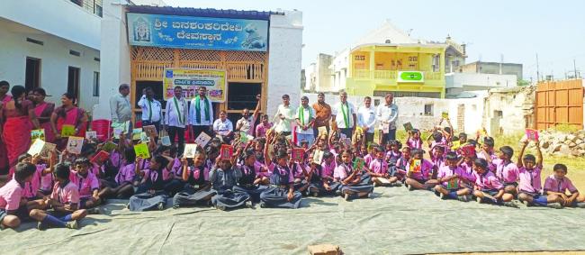 ಎಚ್‌.ಡಿ ಕುಮಾರಸ್ವಾಮಿ ಅವರ ಜನ್ನದಿನದ ಅಂಗವಾಗಿ ವಿದ್ಯಾರ್ಥಿಗಳಿಗೆ  ನೋಟ್‌ಬುಕ್ ಪೆನ್ ವಿತರಣೆ