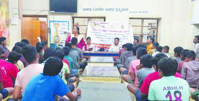 ಕೊಪ್ಪಳ: ಬಾಲಕರ ವಸತಿ ನಿಲಯದಲ್ಲಿ ಮಕ್ಕಳ ಹಕ್ಕುಗಳು ಮತ್ತು ಕಾನೂನುಗಳ ಜಾಗೃತಿ