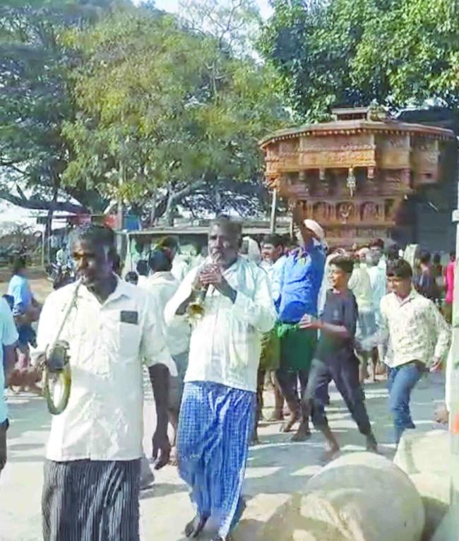 ಸಿದ್ದೇಶ್ವರ ಸ್ವಾಮಿಯ ತೇರು ಗಾಲಿಗೆ ವಿಶೇಷ ಪೂಜೆ