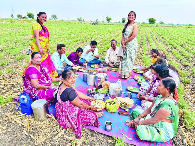 ಚರಗ ಚೆಲ್ಲಿ ಭೂತಾಯಿಗೆ ಭಕ್ತಿ ಸಮರೆ​‍್ಣ : ರೈತ ಕುಟುಂಬಗಳಿಂದ ಸಡಗರದ ಎಳ್ಳ ಅಮಾವಾಸ್ಯೆ 