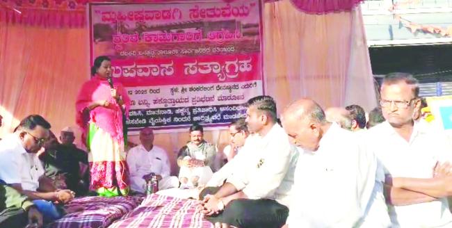 ರಬಕವಿ-ಮಹಿಷವಾಡಗಿ ಸೇತುವೆಕಾಮಗಾರಿ ಶೀಘ್ರ ಪೂರ್ಣಗೊಳಿಸಲು ಉಮಾಶ್ರೀ ಆಗ್ರಹ