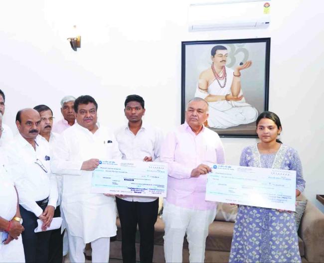 ಜಿಲ್ಲಾ ಉಸ್ತುವಾರಿ ಸಚಿವ ಎಂ. ಬಿ. ಪಾಟೀಲ ಪ್ರತಿಭಾವಂತ ವಿದ್ಯಾರ್ಥಿಗಳಿಗೆ ಚೆಕ್ ವಿತರಿಸಿದರು 