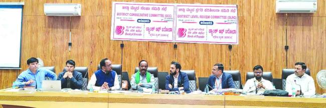 ಜಿಲ್ಲೆಯ ಸಮಗ್ರ ಆರ್ಥಿಕ ಅಭಿವೃದ್ಧಿಯಲ್ಲಿ ಬ್ಯಾಂಕುಗಳ ಪಾತ್ರ ಅತ್ಯಂತ ಮಹತ್ವದ್ದಾಗಿದೆ