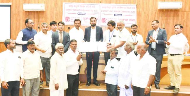 ಒಂದೇ ಸೂರಿನಡಿ ಉತ್ಪದನಾ ಚಟುವಟಿಕೆ ಕೈಗೊಳ್ಳಲು ವಿವಿಧ ಇಲಾಖೆಗಳ ಸಹಕಾರದಲ್ಲಿ ಸಾಲ ಮಂಜೂರಾತಿ ಪತ್ರ ವಿತರಣೆ  