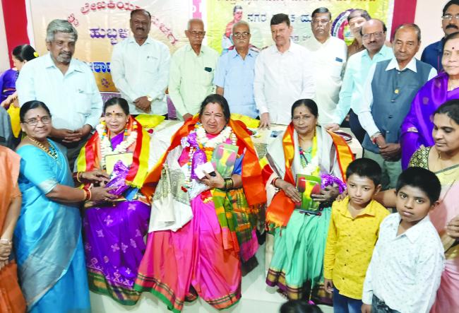 ಕೃತಿಯ ಲೇಖಕಿ ಸಂದ್ಯಾ ದೀಕ್ಷಿತ ಅವರಿಗೆ ಹೊರಕೇರಿ ಮಾಸ್ತರ ಶಿಕ್ಷಣ ಪ್ರತಿಷ್ಠಾನ ವತಿಯಿಂದ ಸನ್ಮಾನ