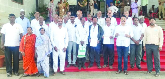 ಪ್ರವಾಹ ಪೀಡಿತರ ಗೋಳು; ಪ್ರವಾಹದಲ್ಲಿ ಹಾನಿಗೊಳಗಾದ ಮನೆಗಳಿಗೆ ಪರಿಹಾರ ನೀಡಿ 