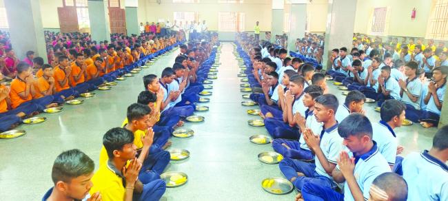 ಗವಿಮಠ ಶ್ರೀಗಳ ಪದವಿ ಗೆಳೆಯರಿಂದ ಹಾಸ್ಟೆಲ್ ವಿದ್ಯಾರ್ಥಿಗಳಿಗೆ ಪ್ರಸಾದ