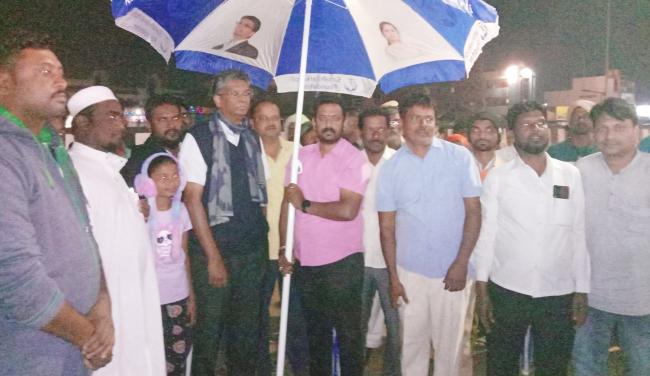 ಬೀದಿ ವ್ಯಾಪಾರಿಗಳಿಗೆ ಛತ್ರಿ ವಿತರಣೆ  