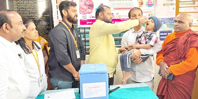 ಹಾರೂಗೇರಿಯಲ್ಲಿ ಶಾಸಕ ತಮ್ಮಣ್ಣವರ ಪಲ್ಸ್‌ ಪೋಲಿಯೋ ಕಾರ್ಯಕ್ರಮಕ್ಕೆ ಚಾಲನೆ 