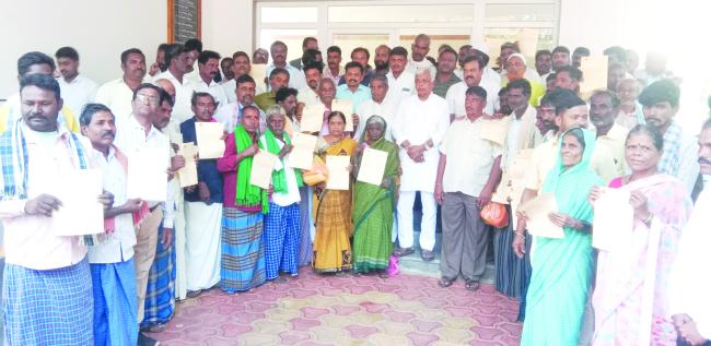 ಶಾಸಕರಿಂದ ಫಲಾನುಭವಿಗಳಿಗೆ ಪ್ರಮಾಣ ಪತ್ರ ವಿತರಣೆ