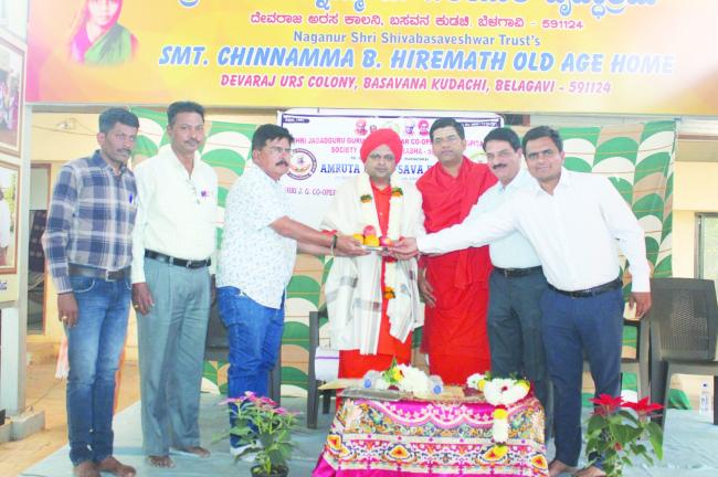 ತಂದೆ ತಾಯಿಯ ಸೇವೆಯಲ್ಲಿ ದೇವರನ್ನು ಕಾಣಿರಿ:  ಡಾ. ಮಲ್ಲಿಕಾರ್ಜುನ್ ಮಹಾಸ್ವಾಮಿಗಳು  