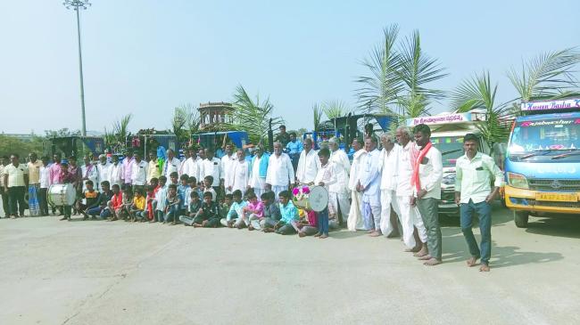 ಗವಿಮಠದ ಮಹಾದಾಸೋಹಕ್ಕೆ ಹರಿದು ಬರುತ್ತಿರುವ ರೊಟ್ಟಿ ಹಾಗೂ ದವಸ,ಧಾನ್ಯಗಳು