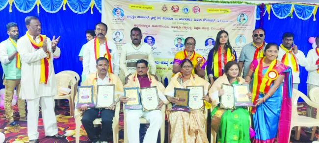 ಶಿಕ್ಷಕ ಹಿರೇಹೊಳಿಗೆ ರಾಜ್ಯ ಸೇವಾರತ್ನ ಪ್ರಶಸ್ತಿ ಪ್ರದಾನ 